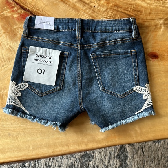 Ladies/Junior denim shorts - Picture 2 of 3